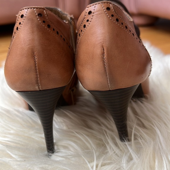 Pre-loved tan lace-up oxford heels with front platform - Picture 3 of 8